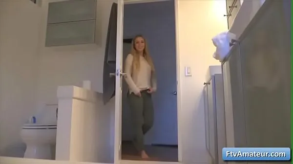 Μεγάλα Busty blonde teen Zoey fuck her pussy with blue dildo toy in bathroom νέα βίντεο