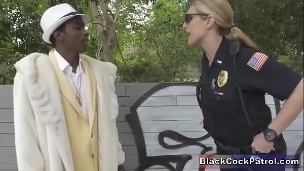 बड़े Black Street Pimp Fucked By White Female Cops As Punishment नए वीडियो