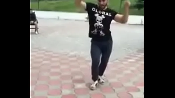 Russian dagestan arab guy is dancing amazing arabian dance in the street مقاطع فيديو جديدة كبيرة