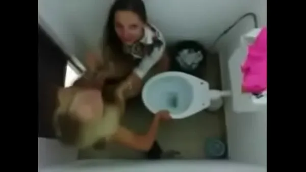 The video of the playing in the bathroom fell on the Net Video mới lớn