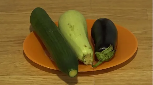 Eggplant, zucchini and cucumber stretch my roomy anal, a wide, open hole in a butt Video baharu besar