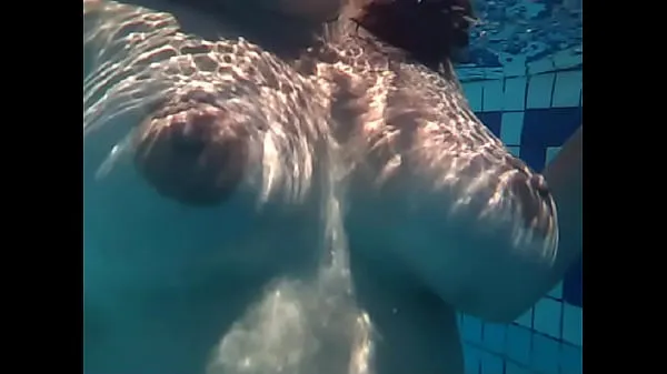 Grote Swimming naked at a pool nieuwe video's