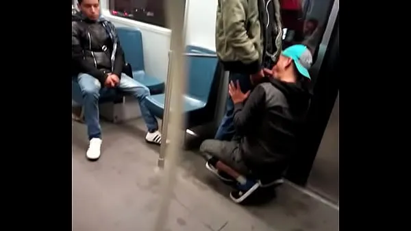Grote Blowjob in the subway nieuwe video's
