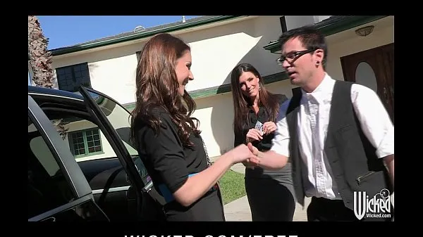 Pair of sisters bribe their car salesman into a threesome مقاطع فيديو جديدة كبيرة