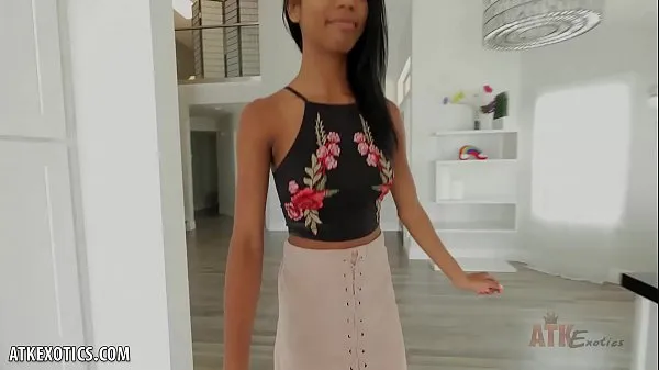 Hot ebony Nia Nacci spreads her pussy wide Video baru yang besar