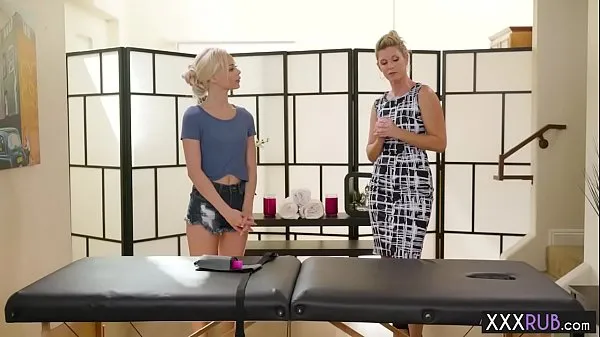 Blonde teen hot massage by a professional mature blonde مقاطع فيديو جديدة كبيرة