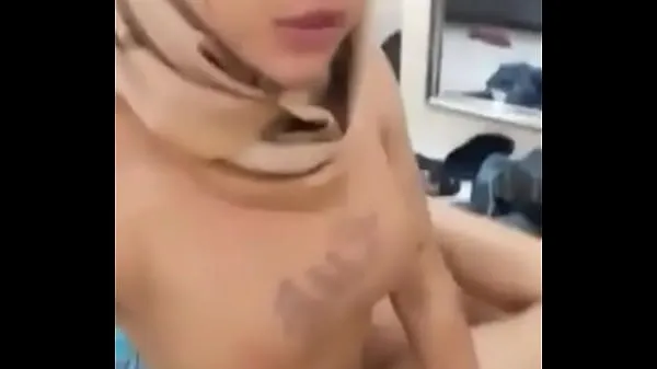 Muslim Indonesian Shemale get fucked by lucky guy Video baru yang besar