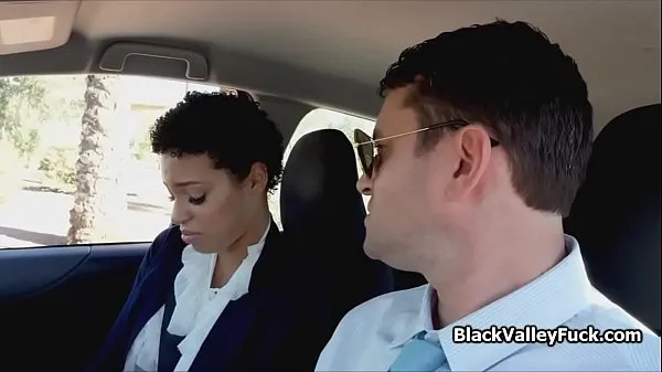 Grosses Des instructeurs de conduite mangent le cul d'une étudiante noire sexy et se défoncent nouvelles vidéos