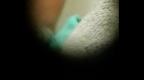 Veľké spied on my girlfriend through a peep hole when she finished her shower nové videá