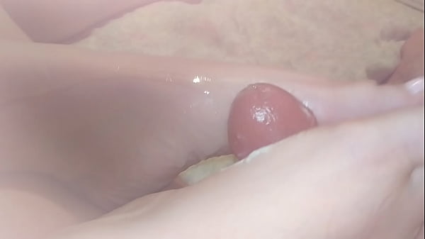 Getting a quick foot job from wifey Video mới lớn