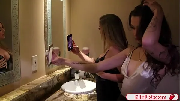 Nagy Three slut teens lick each others pussy új videók