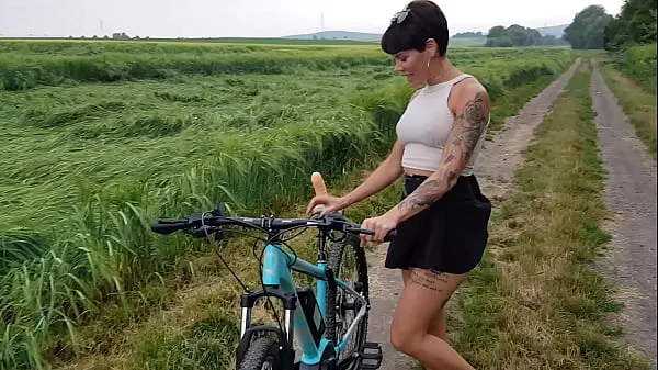 Premiere! Bicycle fucked in public horny Video baharu besar