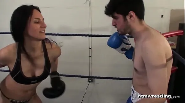 Grosses Chienne tatouée bat l'homme en boxe nouvelles vidéos