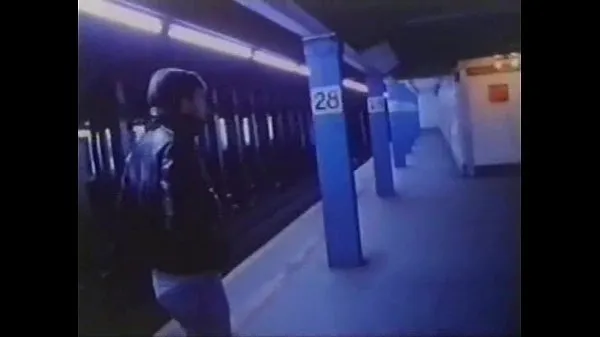 大きな地下鉄でのセックス新しい動画
