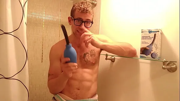 Veliki Anal Douching using Gay Anal Cleaning Spray novi videoposnetki