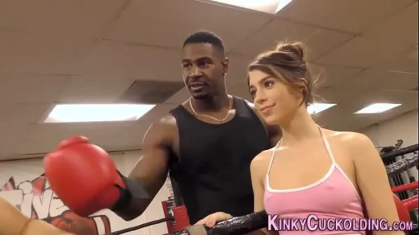 Store Domina cuckolds in boxing gym for cum nye videoer
