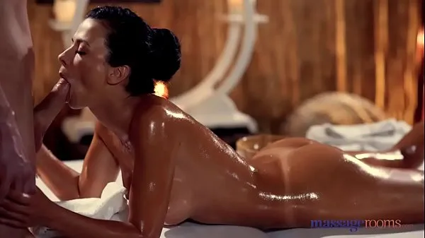 بڑے Massage Rooms Sexy brunettes hot tight slick tanned body fucked نئے ویڈیوز