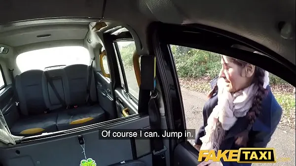 Veliki Fake Taxi British babe Sahara Knite gives great deepthroat on backseat novi videoposnetki