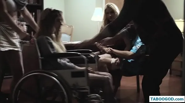 Große das Mädchen im Rollstuhlneue Videos