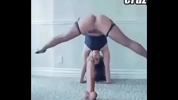 Μεγάλα Naughty acrobat sitting on giant stick. Woman with stunning precision in pussy νέα βίντεο