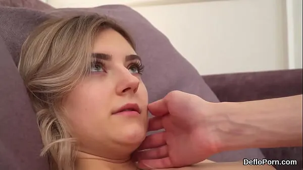 Nagy Lovely sweetie spreads slim vagina and gets devirginized új videók