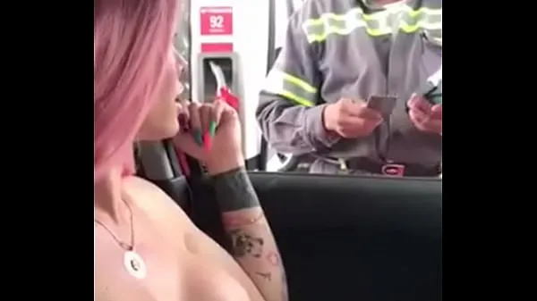 Grote TRANSEX WENT TO FUEL THE CAR AND SHOWED HIS BREASTS TO THE CAIXINHA FRONTMAN nieuwe video's