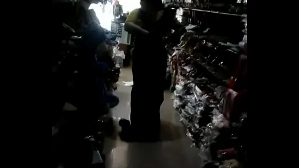 Indian Aunty showing off body in shop Video mới lớn
