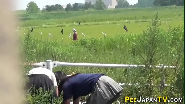 Japanese teens gush urine outdoors Video baharu besar