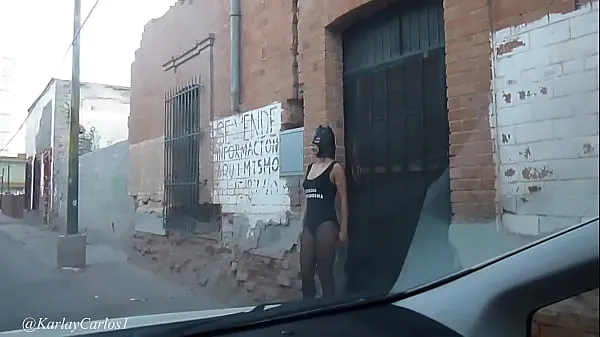 Büyük Gatita dressed as a whore in the street yeni Video