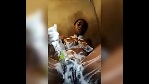 Grote Nigeria babe masturbate with big bottle while bathing nieuwe video's