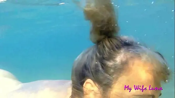 This Italian MILF wants cock at the beach in front of everyone and she sucks and gets fucked while underwater مقاطع فيديو جديدة كبيرة
