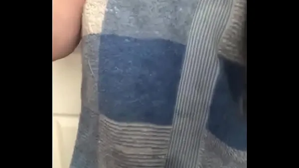 Flashing towel drop big tits Video mới lớn