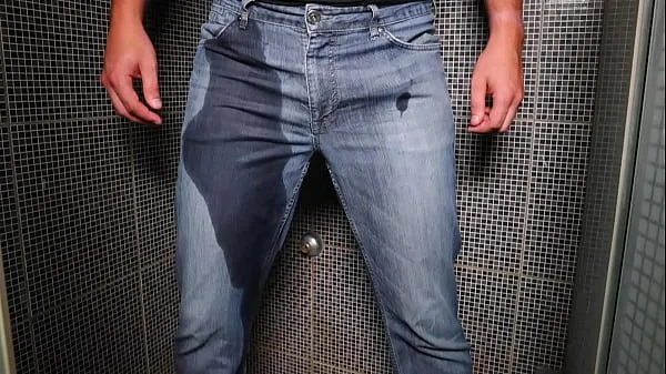 Guy pee inside his jeans and cumshot on end Video baharu besar