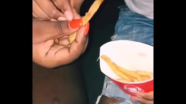 Isoja Lilmar Dips French Fry in a Fat Bitch Pussy Juice uutta videota