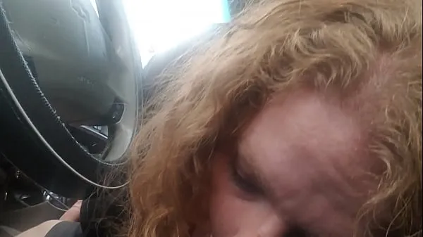 बड़े BBW Redhead sucks drivers cock while he drives in the middle of nowhere नए वीडियो