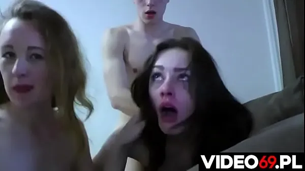 Veliki Polish porn - Two teenage friends share a boyfriend novi videoposnetki