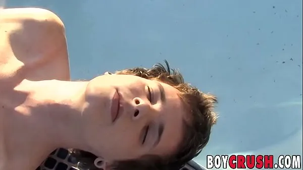 大Sweet teen male tugging off at his private pool新视频