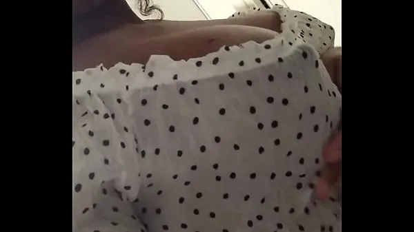 Isoja Wet shirt tits tease uutta videota