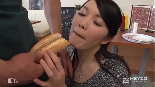 Grandes Yui Mizutani, reportera que vino a informar cuando había una deliciosa tienda de perritos calientes en Tokio. 1 vídeos nuevos