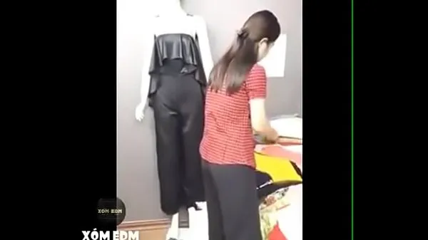 大Beautiful girls try out clothes and show off breasts before webcam新视频