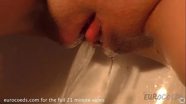 20yo maria using a dildo to tiny orgasm and peeing Video baru yang besar