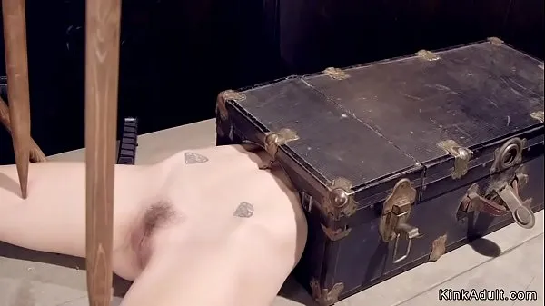 大Blonde slave laid in suitcase with upper body gets pussy vibrated新视频