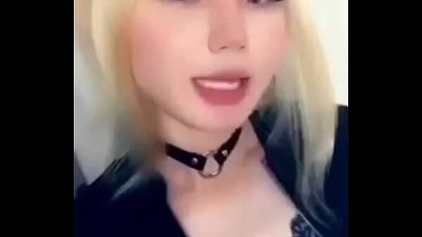 Store Blond s. slut gagging on a huge dildo (someone knows her name nye videoer