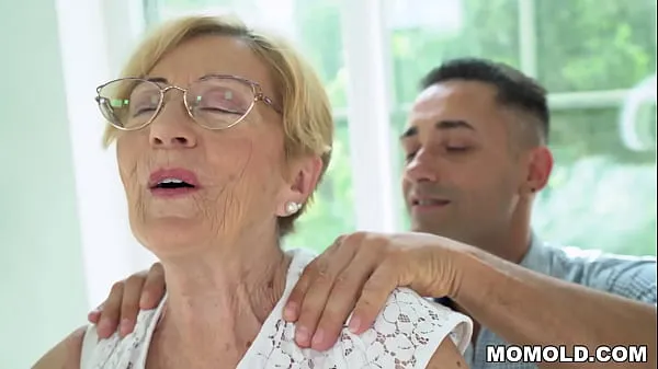 Büyük Kinky Old Chubby GILF Malya has a lucky day, gets to hop on a young dong yeni Video