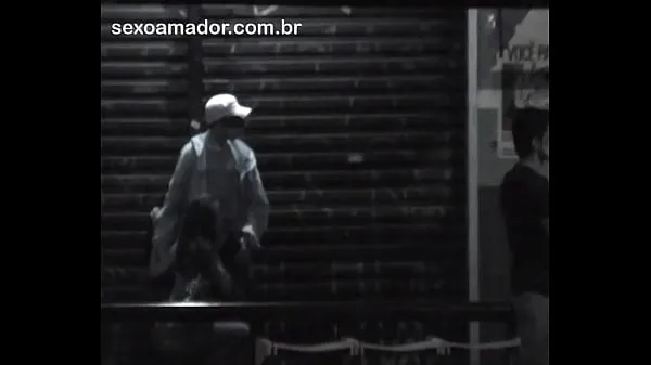 Große Frau hat Oralsex auf Partner an der Bushaltestelle auf der Straßeneue Videos