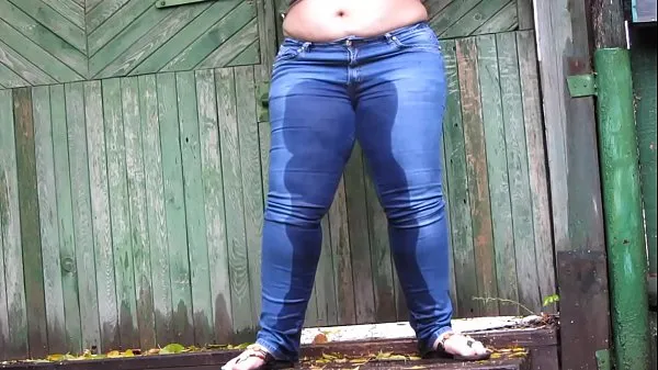 Grote Golden showers and farting in public outdoors. Amateur fetish compilation from chic bbw with big booty and hairy pussy nieuwe video's