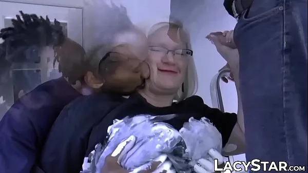 대규모 Mischievous UK granny handles two huge dicks with ease개의 새 동영상