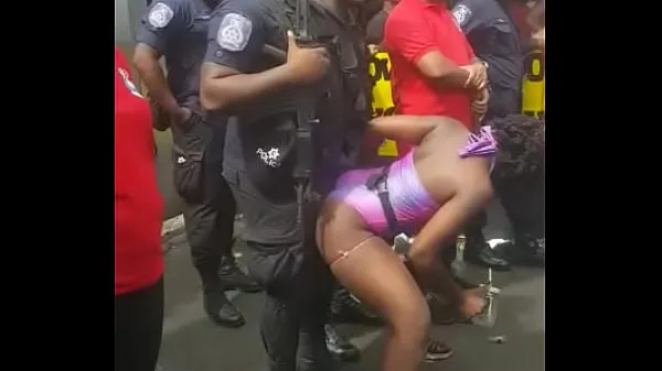 대규모 Popozuda Negra Sarrando at Police in Street Event개의 새 동영상