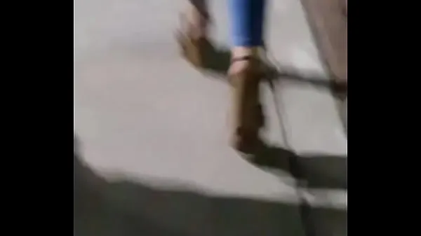 大きなスローモーションで歩く青いズボンの熱い女の子（パート2新しい動画