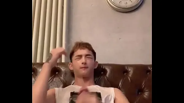 Handsome Asian guy pissing jerkoff Video baru yang besar